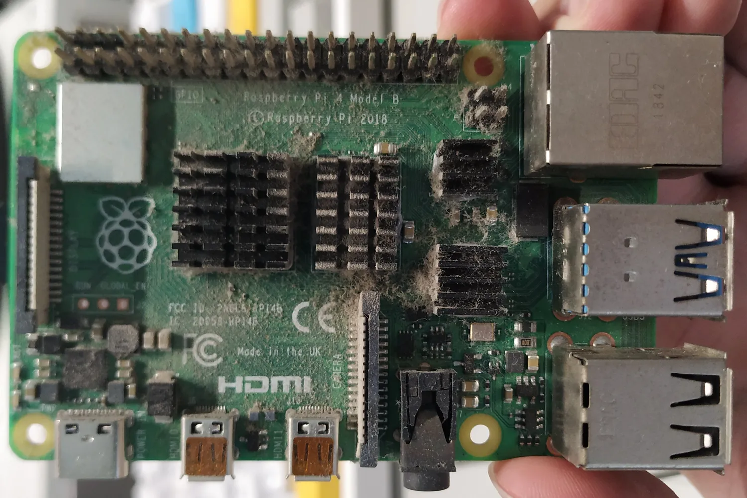 我的树莓派(尸体) A photo of a dusty raspberry pi 4b