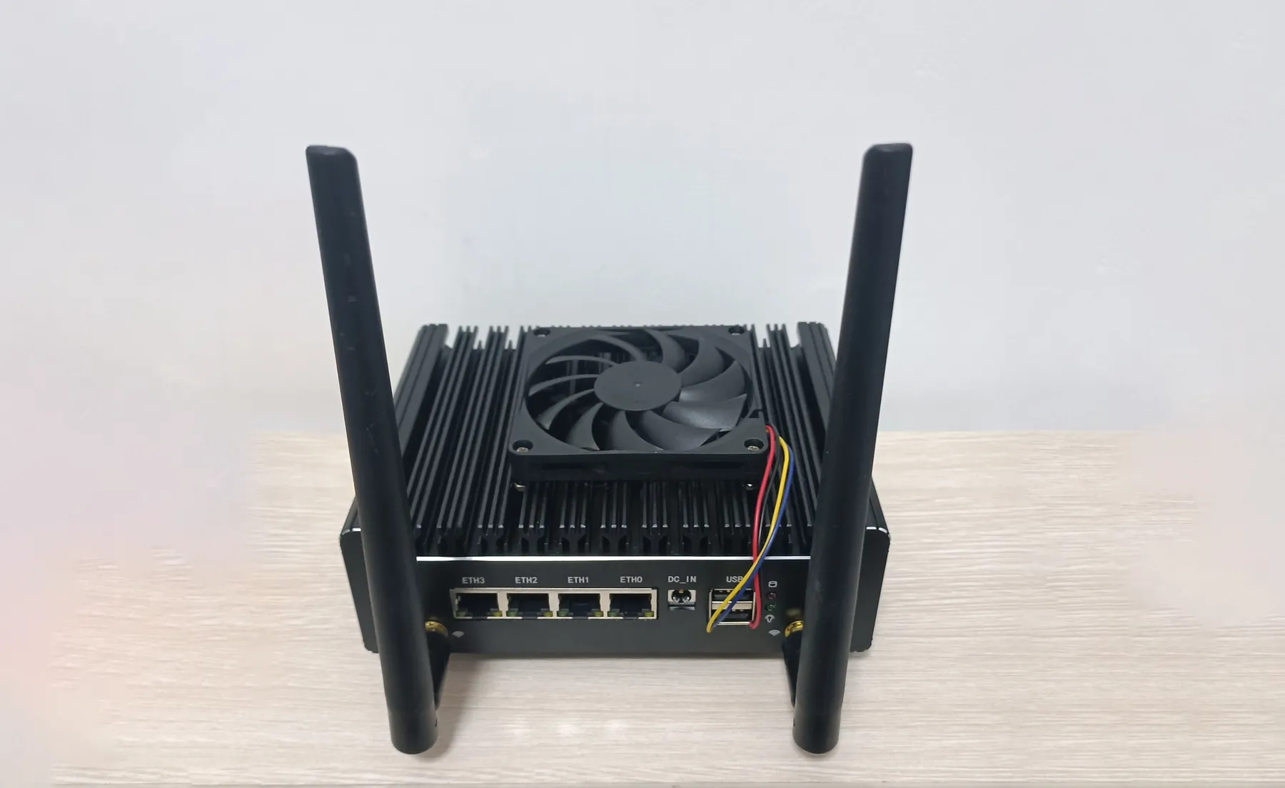 这台主机的正面 A photo of the front of a machine